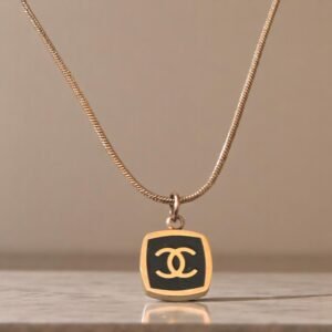 2-in-1 Reversible Pendant Necklace – Black & White Dual-Sided